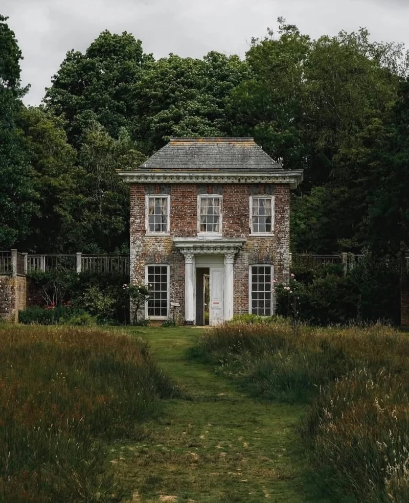 This small house in the woods
